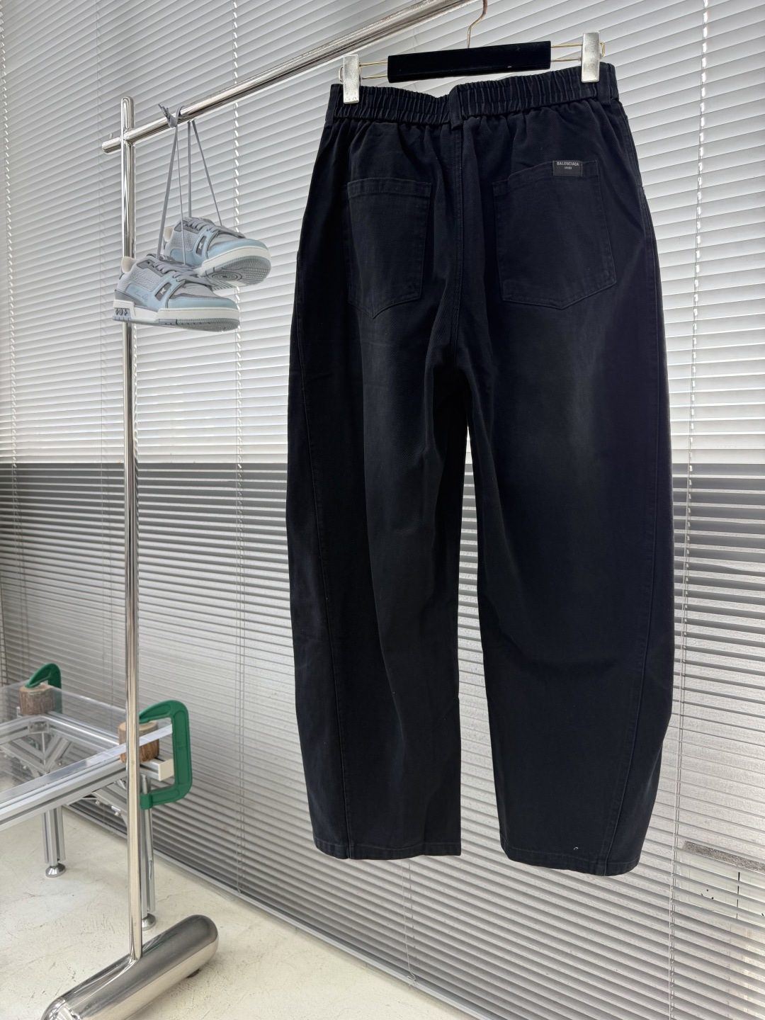 -Balenciag    26秋冬新款休闲裤🔥品味与价值共享 上身穿着非常舒适 低调不失奢华 穿出去非常有档次,裤型款