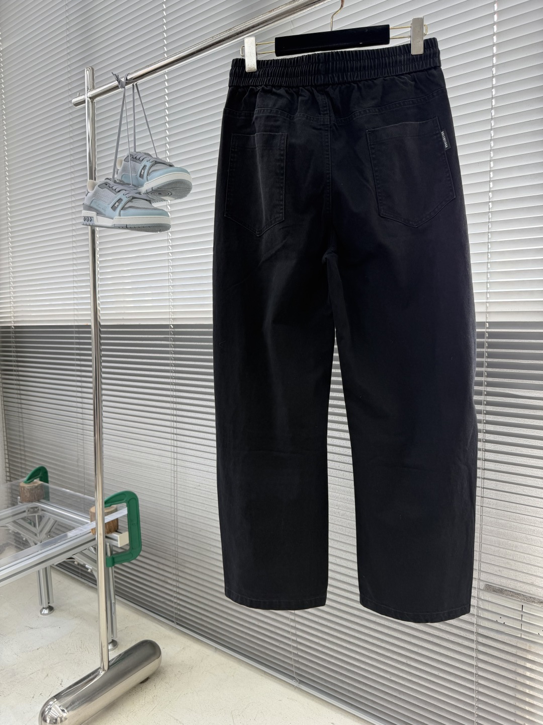 -Balenciag 26年新款休闲裤 潮流前线 专柜热销款 品味与价值共享 身穿着非常舒适 低调不失奢华 穿出去 -Balenciag 26年新款休闲裤 潮流前线 专柜热销款 品味与价值共享 身穿着非常舒适 低调不失奢华 穿出去