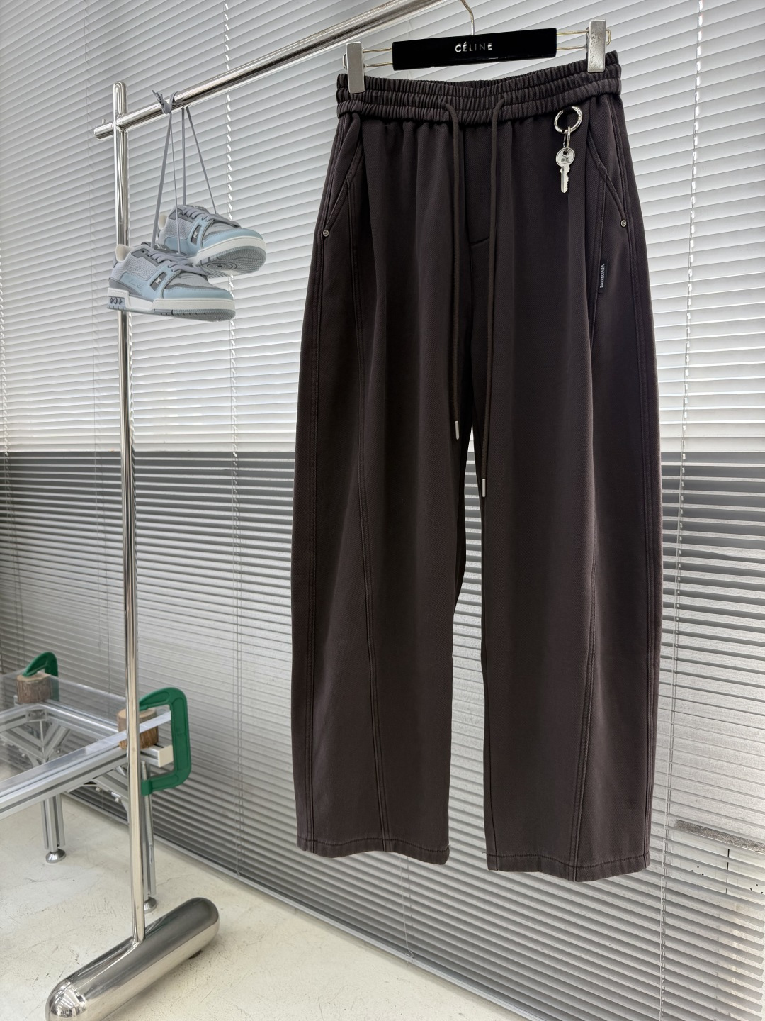 -Balenciag    高街轻奢阔腿休闲长裤，采用品牌标志性的宽松微阔直筒裤型，裤身剪裁利落立体，宽松有度完全不拖沓