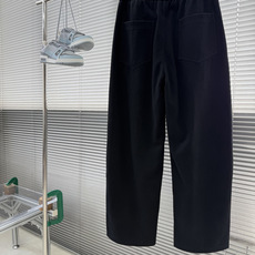 -Balenciag 高街轻奢阔腿休闲长裤,采用品牌标志性的宽松微阔直筒裤型,裤身剪裁利落立体,宽松有度完全不拖沓 -Balenciag 高街轻奢阔腿休闲长裤,采用品牌标志性的宽松微阔直筒裤型,裤身剪裁利落立体,宽松有度完全不拖沓