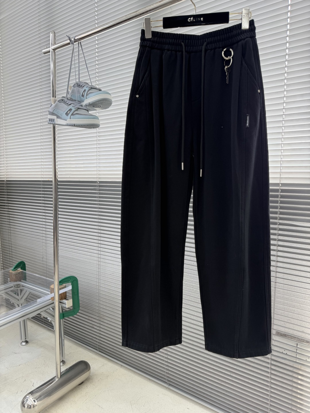-Balenciag    高街轻奢阔腿休闲长裤，采用品牌标志性的宽松微阔直筒裤型，裤身剪裁利落立体，宽松有度完全不拖沓