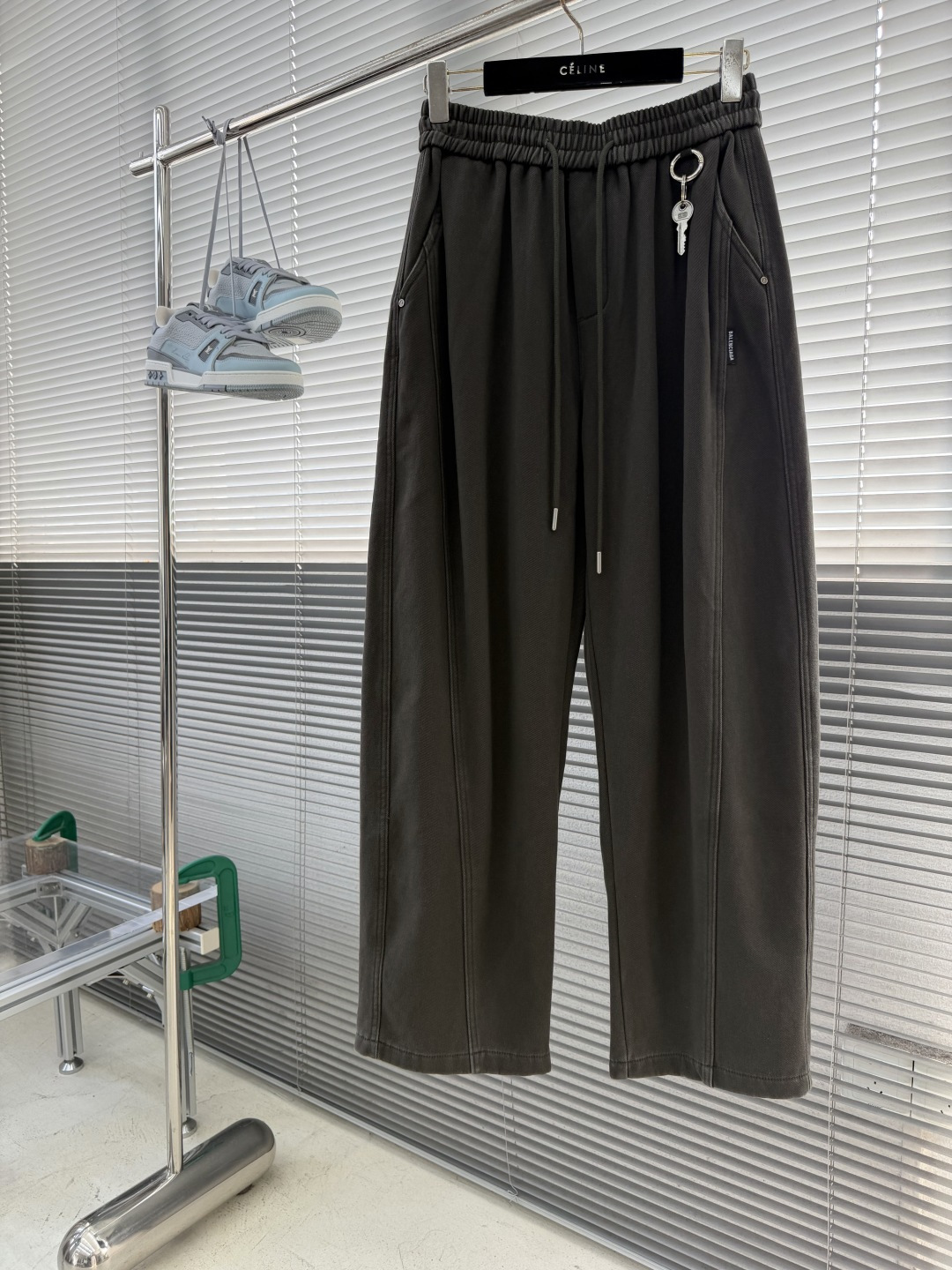 -Balenciag    高街轻奢阔腿休闲长裤，采用品牌标志性的宽松微阔直筒裤型，裤身剪裁利落立体，宽松有度完全不拖沓