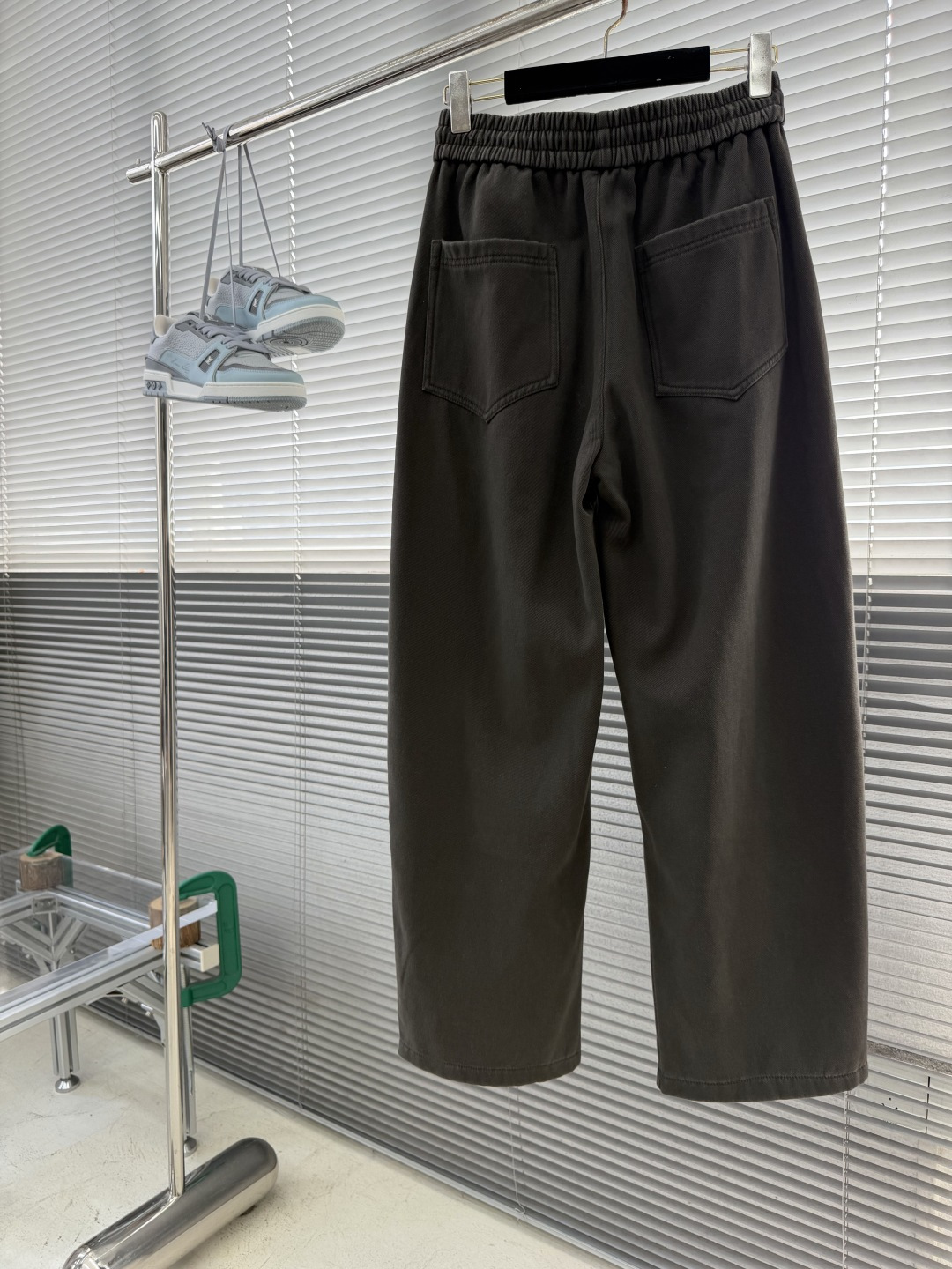 -Balenciag    高街轻奢阔腿休闲长裤，采用品牌标志性的宽松微阔直筒裤型，裤身剪裁利落立体，宽松有度完全不拖沓