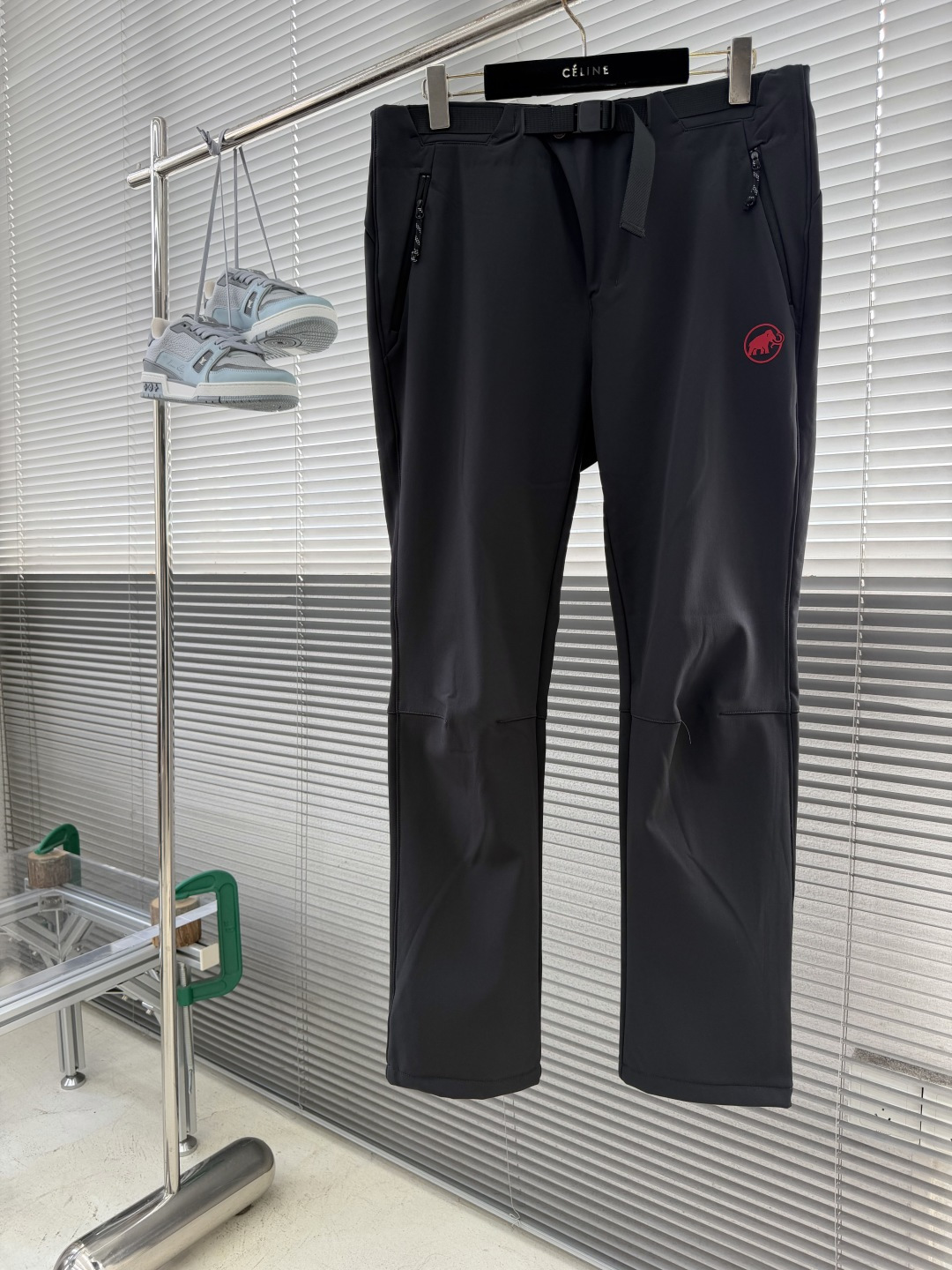 -Mammut/猛犸象      26fw新款Clion 红标LOGO防风防泼水纯色舒适 休闲裤 男款 黑色 码数：M.