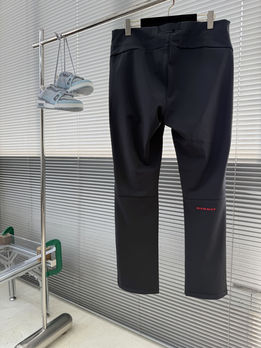 -Mammut/猛犸象      26fw新款Clion 红标LOGO防风防泼水纯色舒适 休闲裤 男款 黑色 码数：M.