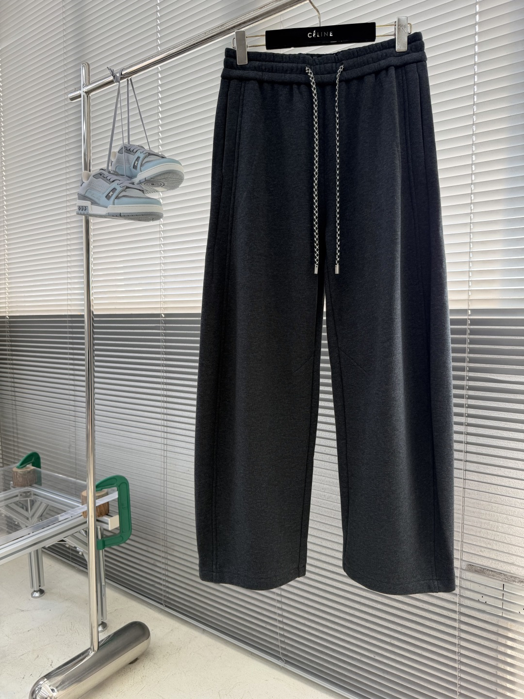 -驴牌    2026FW秋季新品 宽松裤脚休闲裤 选用进口腰头松紧，耐洗耐用不易变形。 抽绳方便调节裤腰。 面料选用1