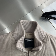 -Z ZEGN FW26 纯色立领拉链羽绒马甲 男款 淡灰褐色 码数:46.48.50.52.54.56 尺码 -Z ZEGN FW26 纯色立领拉链羽绒马甲 男款 淡灰褐色 码数:46.48.50.52.54.56 尺码