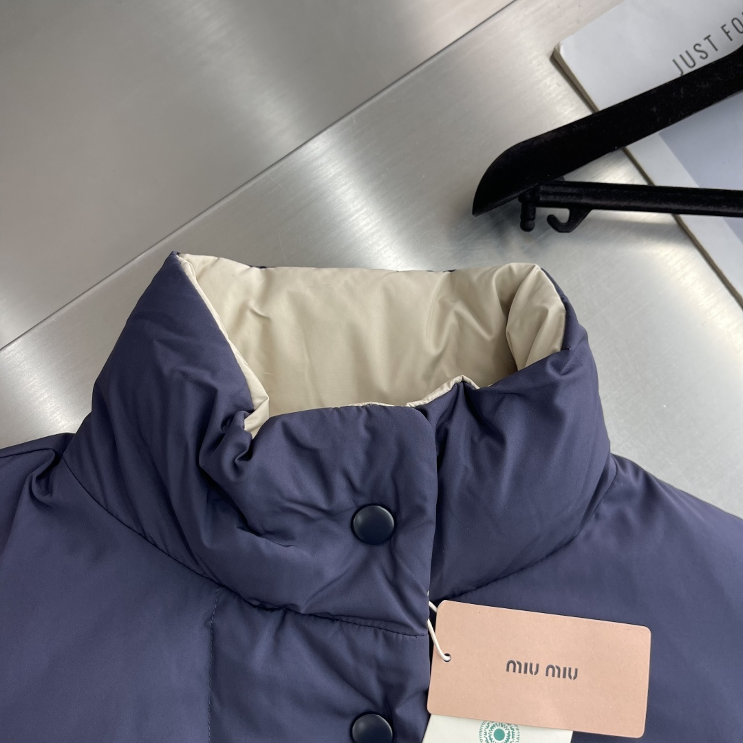 -miu miu 双面立领徽标拉链长袖 羽绒服 码数:36.38.40.42 尺码 衣长 肩宽 胸围 袖长 3 -miu miu 双面立领徽标拉链长袖 羽绒服 码数:36.38.40.42 尺码 衣长 肩宽 胸围 袖长 3