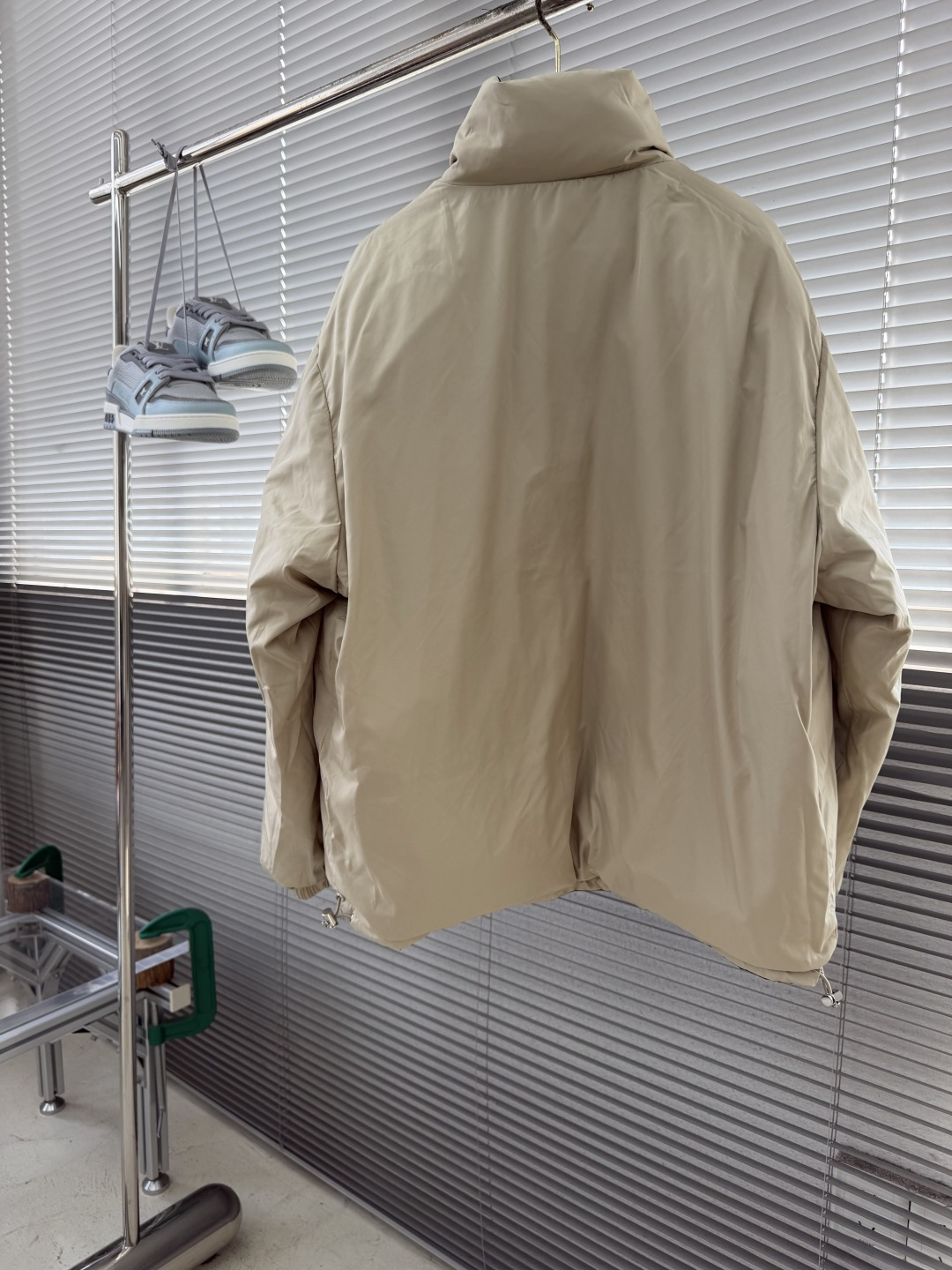 -miu miu 双面立领徽标拉链长袖 羽绒服 码数:36.38.40.42 尺码 衣长 肩宽 胸围 袖长 3 -miu miu 双面立领徽标拉链长袖 羽绒服 码数:36.38.40.42 尺码 衣长 肩宽 胸围 袖长 3