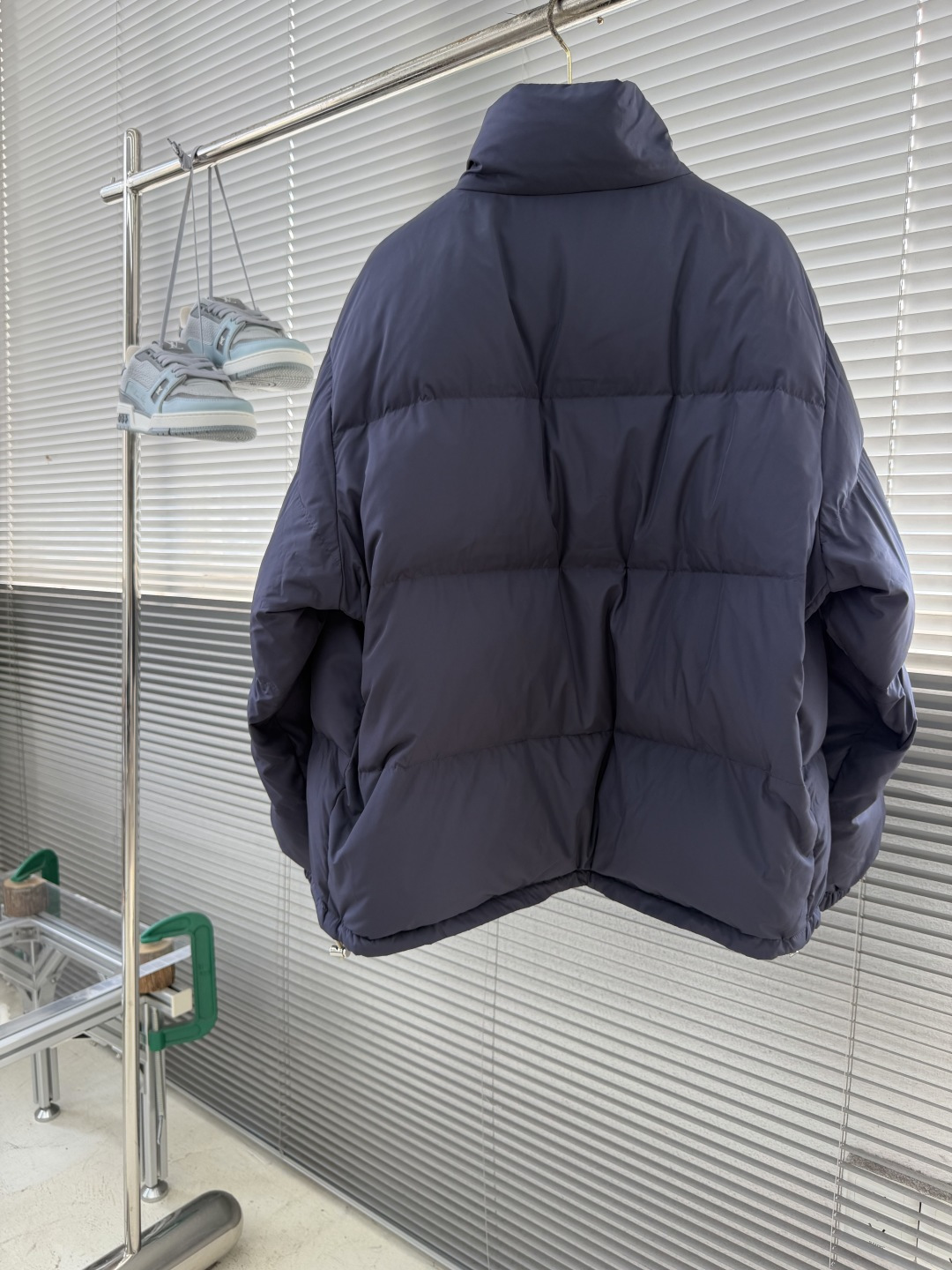 -miu miu 双面立领徽标拉链长袖 羽绒服 码数:36.38.40.42 尺码 衣长 肩宽 胸围 袖长 3 -miu miu 双面立领徽标拉链长袖 羽绒服 码数:36.38.40.42 尺码 衣长 肩宽 胸围 袖长 3