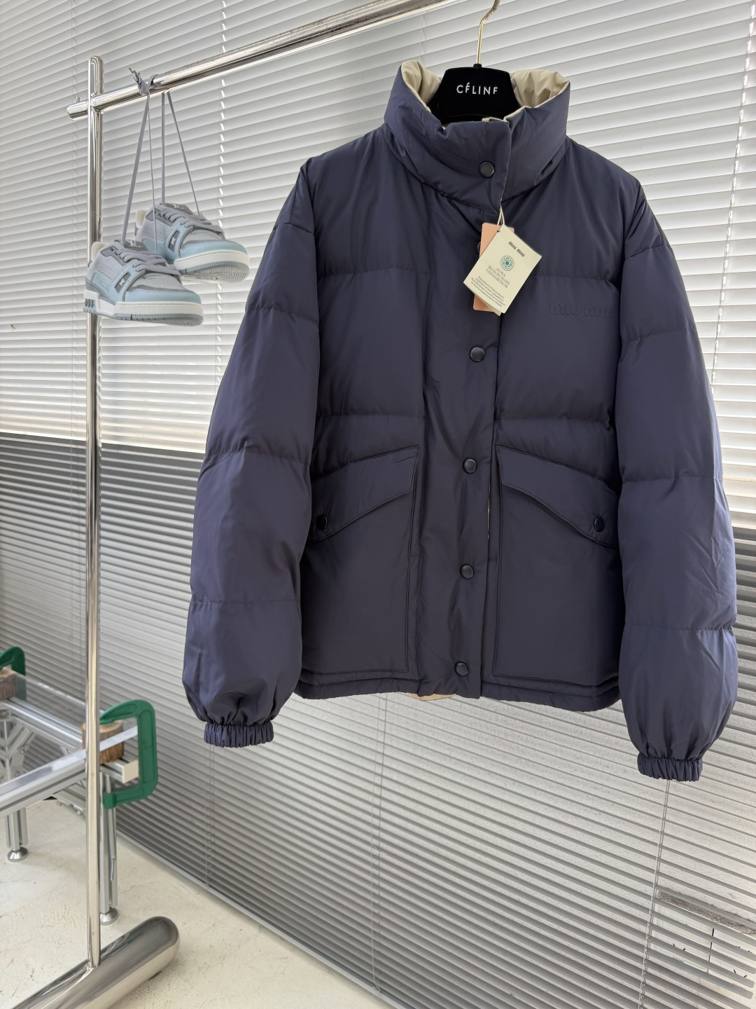 -miu miu    双面立领徽标拉链长袖 羽绒服  码数：36.38.40.42 尺码	衣长	肩宽	胸围	袖长	 3