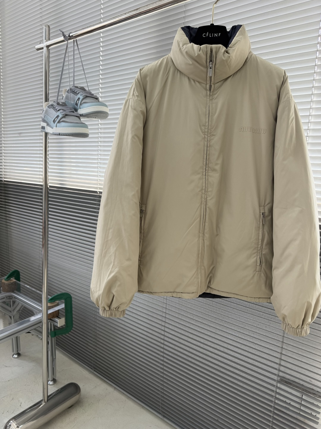 -miu miu    双面立领徽标拉链长袖 羽绒服  码数：36.38.40.42 尺码	衣长	肩宽	胸围	袖长	 3