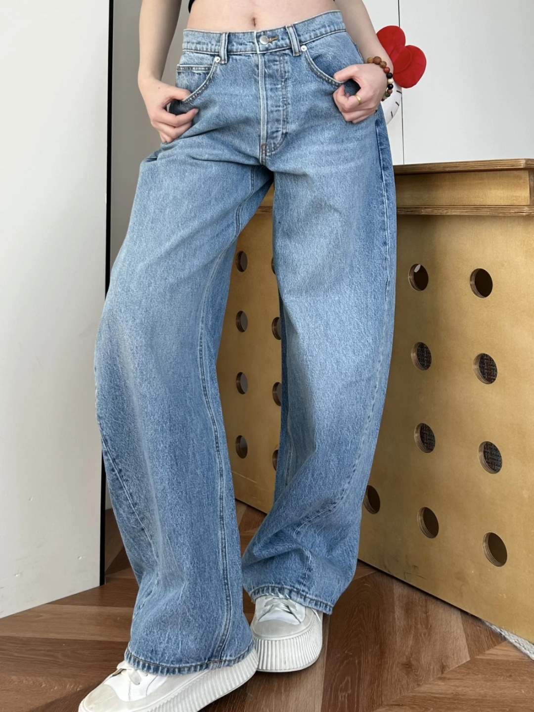 NO:318629,New spring and summer style, loose scimitar wide-leg jeans embroidered with diamonds, selected pure denim cotton fabric, crisp and stylish, and gradually reveal unique charm as you wear., jeans, alexander wang19860909春夏新风尚,后烫钻缀饰的宽松弯刀款阔腿牛仔裤, 精选纯牛仔棉质面料,挺括有型,随穿着渐显独特韵味.,,jeans,alexander wang,Women's clothing