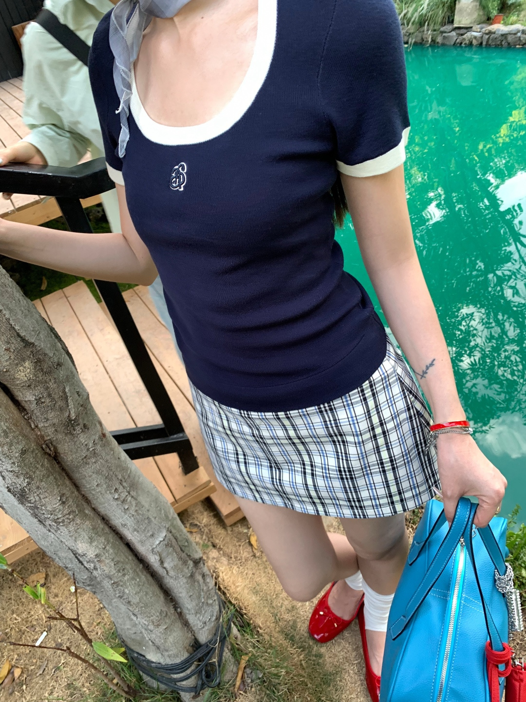 NO:420118,The modern narrative of the square collar, the Tennis blended fabric is short slim-fitting cut out the body, the classic square collar design shows the graceful lines of the collarbone and neck, alexander wang19860909方领的摩登叙事,天丝混纺面料以短款修身剪裁勾勒身形,经典方领设计展现锁骨与颈部的优美线条,,alexander wang,Women's clothing