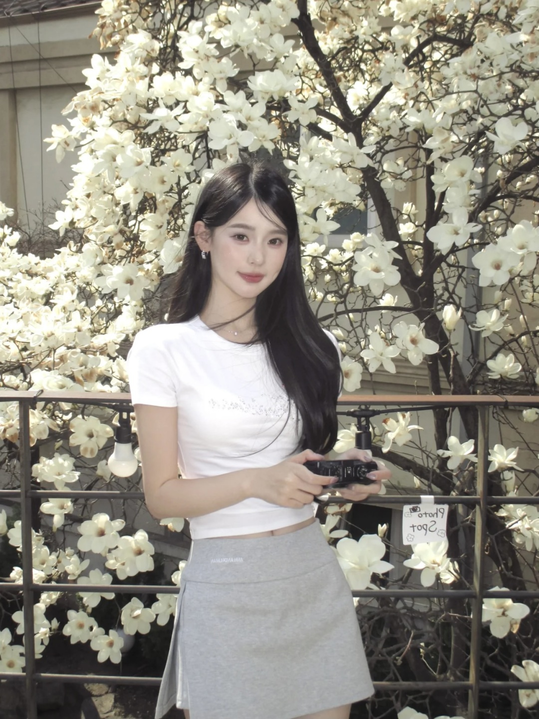 NO:421933,Snowflake gray fabric is blended with 82 cotton and 18 polyester fiber, presenting delicate texture and moderate draping. The A-shaped skirt design shows agile layers through the front and rear hem and double-sided slits.,,skirts,alexander wang19860909雪花灰面料以82棉与18聚酯纤维混纺,呈现细腻肌理与适度垂坠.A字廓形的裙裤设计,通过前后片裙摆与双侧开衩展现灵动层次.,,skirts,alexander wang,Women's clothing