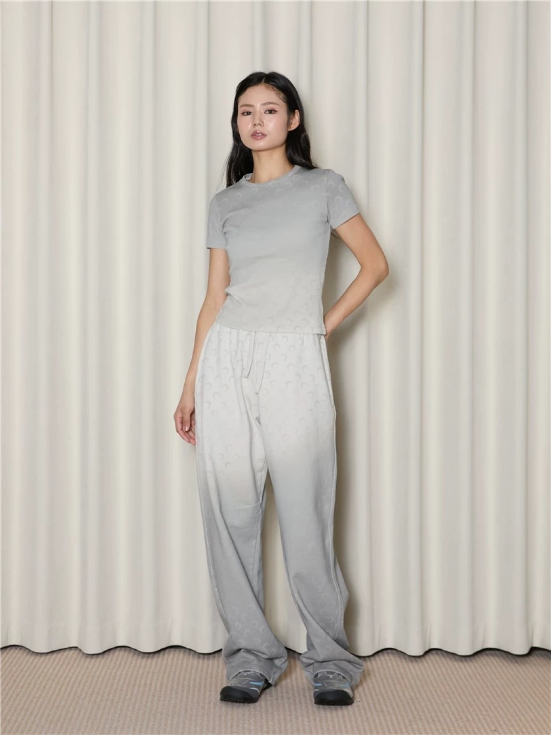 NO:427080,Slim-fitting tailoring to fit the body, the close edge craftsmanship of the neckline and cuffs enhances durability. Gradient colors are from deep to lighter.,,alexander wang19860909修身剪裁贴合身形,领口与袖口的密拷边工艺增强耐久度.渐变色上下由深至浅.,,alexander wang,Women's clothing