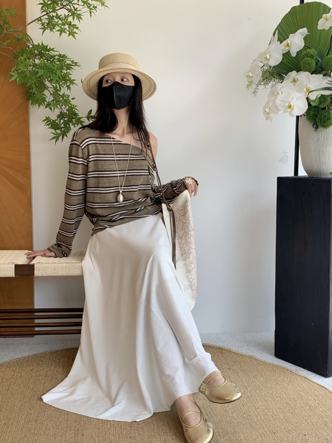 NO:467307,Lazy is exquisite, and the stripes are arranged in an orderly manner, allowing the visual layer to extend in simplicity. The knitted fabric has a soft touch, and the micro-sleeved attribute fits the body without restraint. The long sleeves fall off naturally drift with the action, which fills the relaxed atmosphere.,,alexander wang19860909慵懒中藏着精致,条纹排列有序,让视觉层次在简约里延伸.针织面料自带柔和触感,微弹属性贴合身形却不束缚,落肩长袖随动作自然垂坠,把松弛氛围拉满.,,alexander wang,Women's clothing