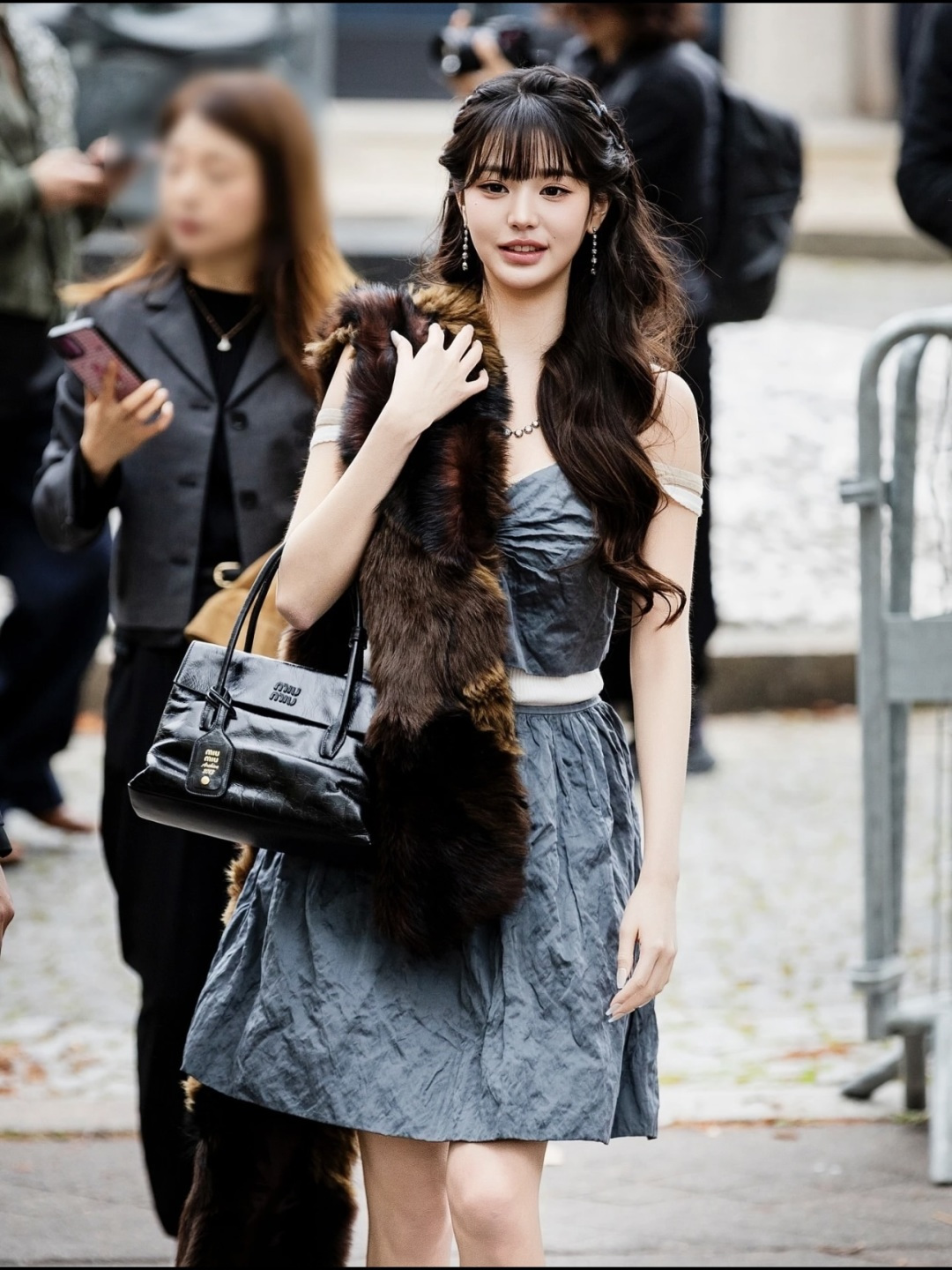 NO:687531,The pleated texture of the miu style pleated suit is like a crumpled romantic poem. The natural texture of the pure cotton fabric carves casual laziness into every inch of the texture.~,,miumiu,19860909miu风褶皱套装褶皱肌理就像揉皱的浪漫诗笺,纯棉面料揉出的自然纹路,把随性慵懒刻进每一寸肌理.～,,miumiu,,Women's clothing