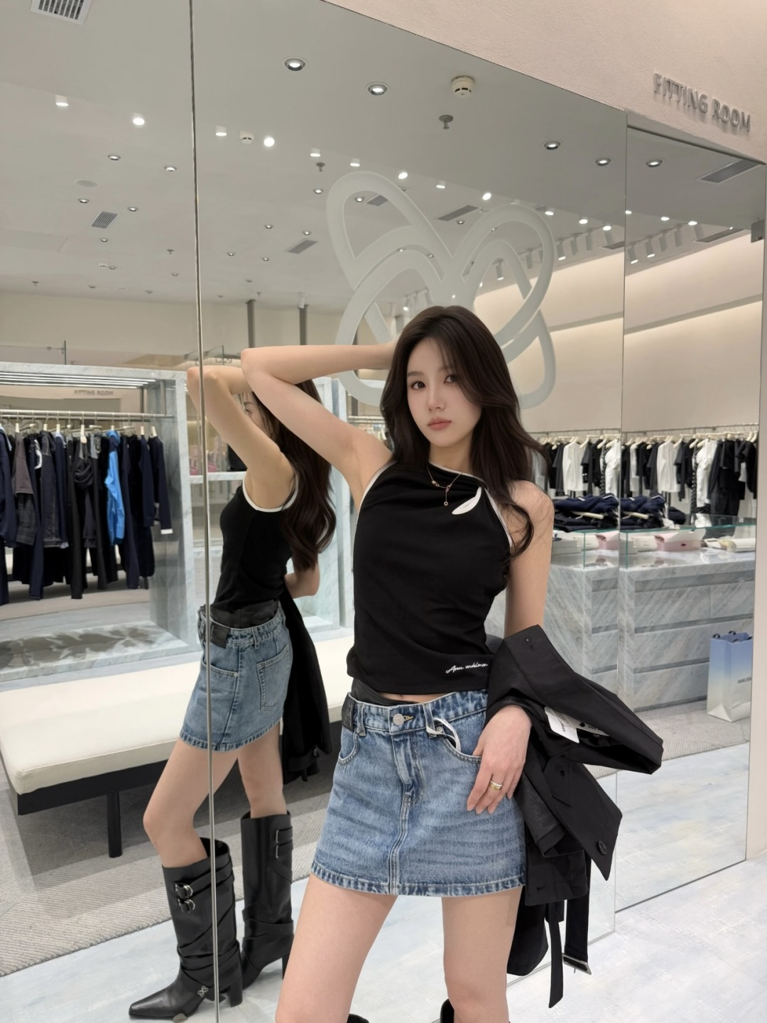 NO:805275,Ann-style light blue distressed denim skirt adopts a high-waisted A-line version, combined with asymmetric hip-hugging tailoring, to accurately fit the waist and hip lines. The waistband is integrated into a black leather splicing structure, and the deconstructed design breaks the visual boundaries of conventional denim items. The brand woven label on the side enhances the texture of the details.,,skirts,19860909Ann风浅蓝色做旧牛仔半裙,采用高腰A字版型,结合不对称包臀剪裁,精准贴合腰臀线条.腰头融入黑色皮质拼接结构,解构设计打破常规牛仔单品视觉边界,侧边品牌织唛标识强化细节质感.,,skirts,,Women's clothing