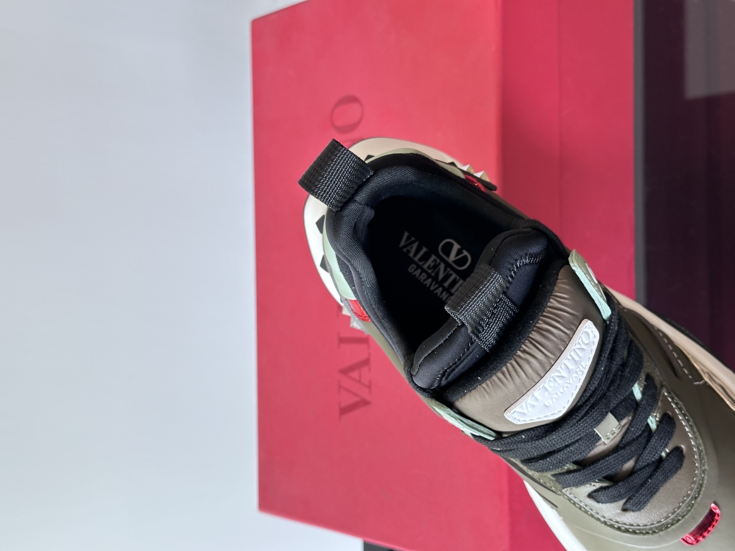 𝐕𝐀𝐋𝐄𝐍𝐓𝐈𝐍𝐎 华伦天奴新款 刺绣微标撞色休闲运动鞋 特定网布材质拼牛皮 Size：39-45（45