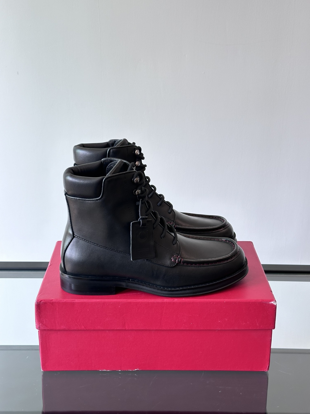 NO:270445,Ferraga* men's autumn and winter ankle boots reflect the classic elegance. The elegant appearance is paired with a slender style, created by imported cowhide, comfortable and light, easy to put on and off with feet, dyed calfskin in the inner lining, rubber outsole. The rear shoe belt is exquisite in details!  Size39-44 (38.45 custom made), ferragamo, ferragamo, boots, cowhide19860909Ferraga*菲拉格慕男士秋冬及踝靴,体现经典的优雅气质.高雅的外观搭配修长的版型,进口牛皮打造,舒适轻盈,套脚式穿脱方便,内里本染小牛皮,橡胶大底.后置提鞋环带,细节精致！ Size39-44（38.45定做）,,ferragamo,ferragamo,boots,cowhide,Men's shoes