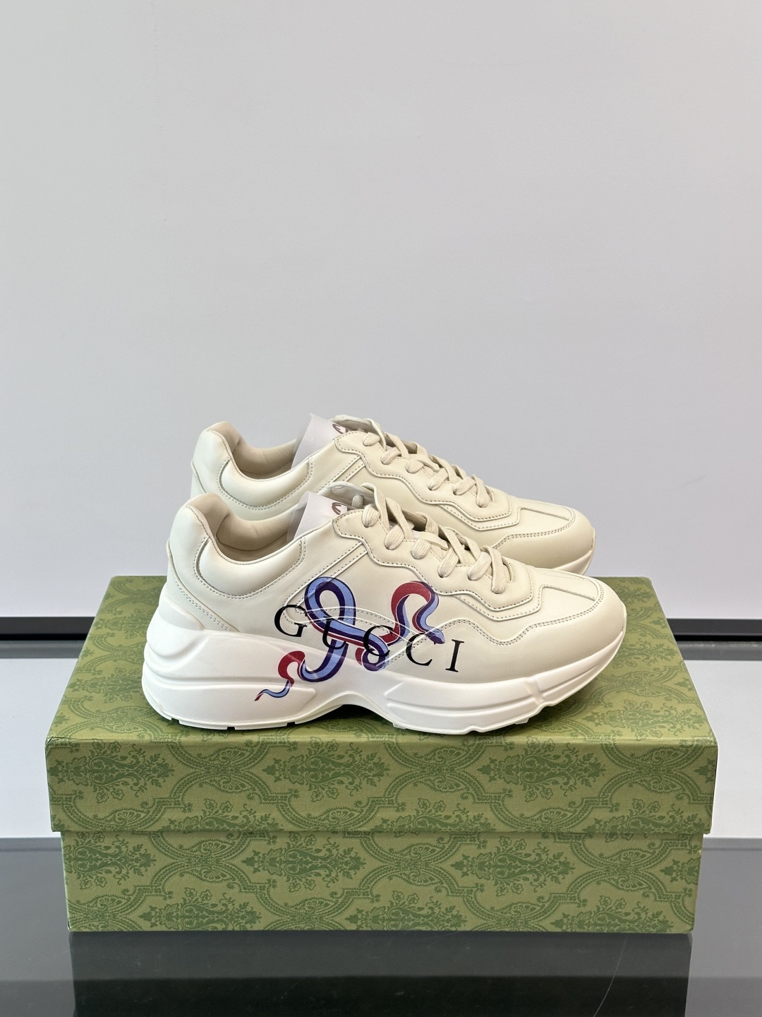 NO:272910,Gucc* Gucc Rhyton series couple sneakers are shipped, the washing process is super special, casual thick-soled dad shoes, every new style of this series of shoes will make you understand. This Rhyton series sneakers are mainly made of sustainable material Demetra. This new material uses a process that is comparable to the tanning technique, making it have excellent characteristics of softness and ductility. This environmentally friendly material mainly comes from sustainable, renewable and bio-based sources that do not contain animal ingredients. The complete set of packaging is P. Women. Men. Size35-45 (customized for women 34 and men 38), gucci, gucci, sneakers19860909Gucc*古驰Rhyton系列情侣款运动鞋出货,水洗工艺超级特别,休闲厚底老爹鞋,这个系列的鞋子每每有新款出来都是一次轰动你懂的 这款Rhyton系列运动鞋主要由可持续材料Demetra制作而成.这款全新材料采用与鞣制技法相当的工艺,使其具备柔软及可延展的优良特性.这一环保材料主要源自不含动物成分的可持续、可再生及生物基来源.全套包装齐全 P女.男.Size35-45（女34、男38定做）,,gucci,gucci,sneakers,Men's shoes