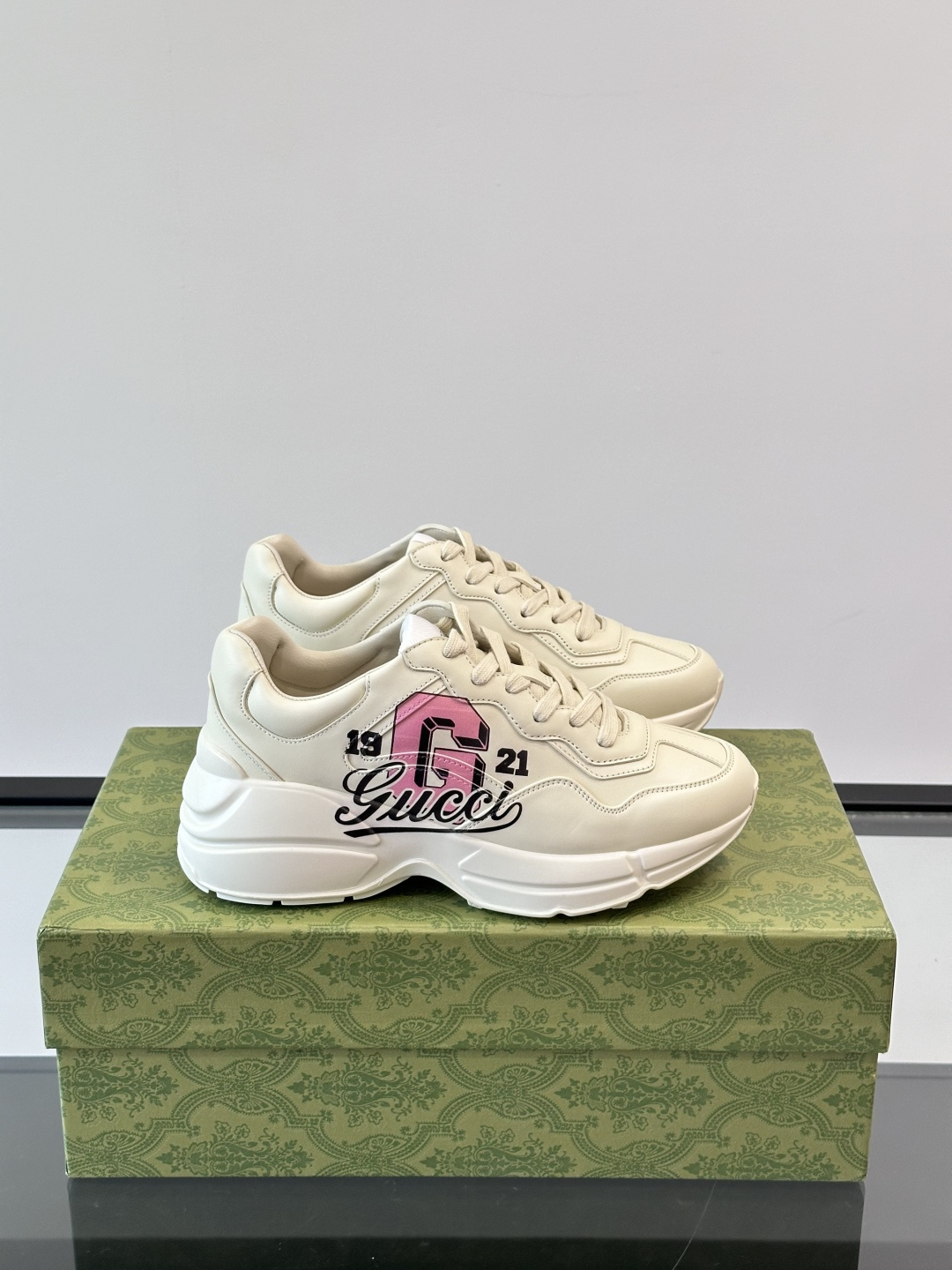 NO:272916,Gucc* Gucc Rhyton series couple sneakers are shipped, the washing process is super special, casual thick-soled dad shoes, every new style of this series of shoes will make you understand. This Rhyton series sneakers are mainly made of sustainable material Demetra. This new material uses a process that is comparable to the tanning technique, making it have excellent characteristics of softness and ductility. This environmentally friendly material mainly comes from sustainable, renewable and bio-based sources that do not contain animal ingredients. The complete set of packaging is P. Women. Men. Size35-45 (customized for women 34 and men 38), gucci, gucci, sneakers19860909Gucc*古驰Rhyton系列情侣款运动鞋出货,水洗工艺超级特别,休闲厚底老爹鞋,这个系列的鞋子每每有新款出来都是一次轰动你懂的 这款Rhyton系列运动鞋主要由可持续材料Demetra制作而成.这款全新材料采用与鞣制技法相当的工艺,使其具备柔软及可延展的优良特性.这一环保材料主要源自不含动物成分的可持续、可再生及生物基来源.全套包装齐全 P女.男.Size35-45（女34、男38定做）,,gucci,gucci,sneakers,Men's shoes