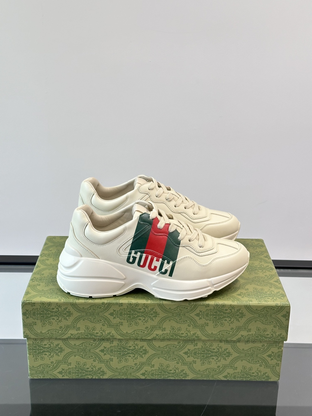 NO:272913,Gucc* Gucc Rhyton series couple sneakers are shipped, the washing process is super special, casual thick-soled dad shoes, every new style of this series of shoes will make you understand. This Rhyton series sneakers are mainly made of sustainable material Demetra. This new material uses a process that is comparable to the tanning technique, making it have excellent characteristics of softness and ductility. This environmentally friendly material mainly comes from sustainable, renewable and bio-based sources that do not contain animal ingredients. The complete set of packaging is P. Women. Men. Size35-45 (customized for women 34 and men 38), gucci, gucci, sneakers19860909Gucc*古驰Rhyton系列情侣款运动鞋出货,水洗工艺超级特别,休闲厚底老爹鞋,这个系列的鞋子每每有新款出来都是一次轰动你懂的 这款Rhyton系列运动鞋主要由可持续材料Demetra制作而成.这款全新材料采用与鞣制技法相当的工艺,使其具备柔软及可延展的优良特性.这一环保材料主要源自不含动物成分的可持续、可再生及生物基来源.全套包装齐全 P女.男 .Size35-45（女34、男38定做）,,gucci,gucci,sneakers,Men's shoes