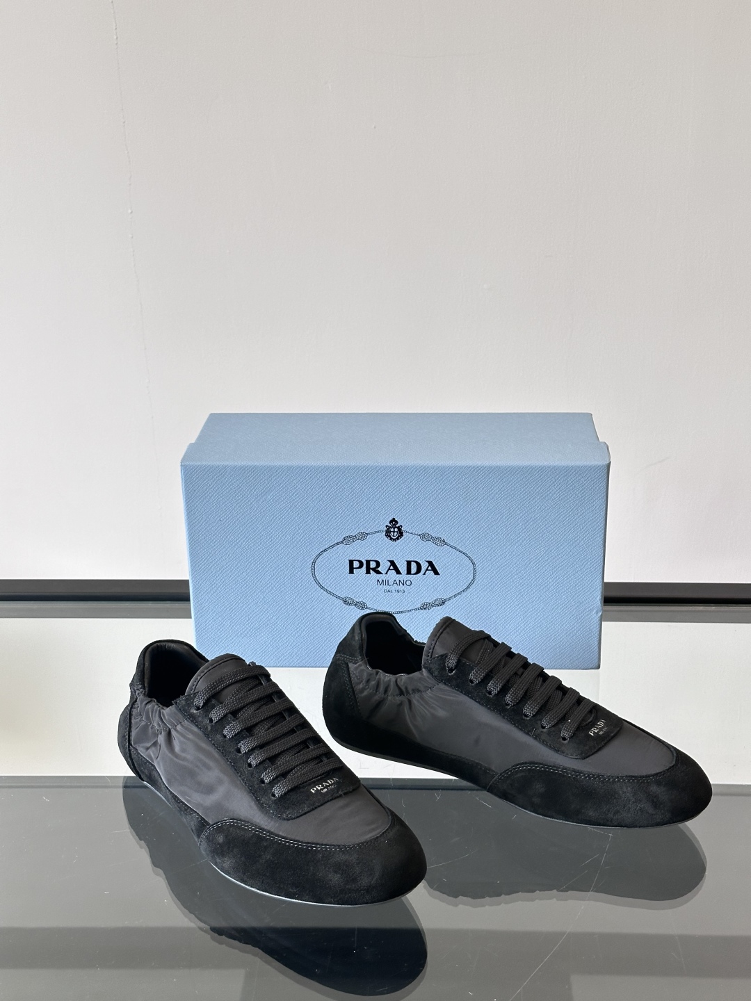 Prad*普拉达2025春夏新品男士高端运动鞋，这款运动鞋时尚百搭，简洁现代，融合运动风格和精致细节。选
