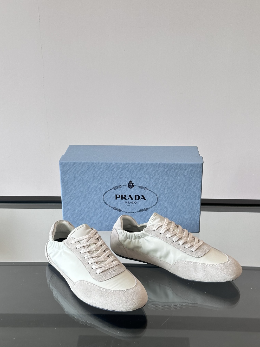Prad*普拉达2025春夏新品男士高端运动鞋，这款运动鞋时尚百搭，简洁现代，融合运动风格和精致细节。选