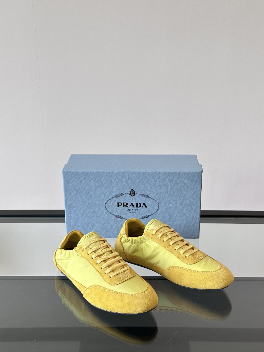 Prad*普拉达2025春夏新品男士高端运动鞋，这款运动鞋时尚百搭，简洁现代，融合运动风格和精致细节。选
