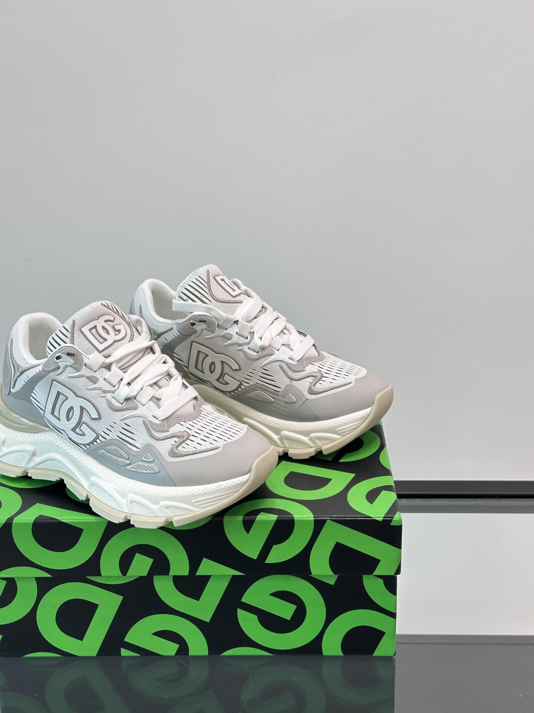 ◾️▫️DG高端精品休闲运动鞋👟！牛皮拼网面设计时尚百搭，鞋舌金属logo可为各式造型增光添彩。塑造独具
