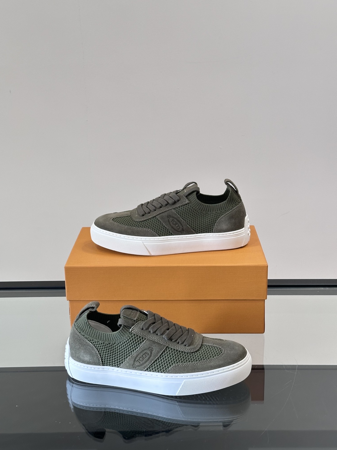 TOD'S/托德斯 新系列拼接网面运动鞋出货，莞产原材料猛货！这款运动鞋以绒面翻毛皮拼接透气织物网面制成