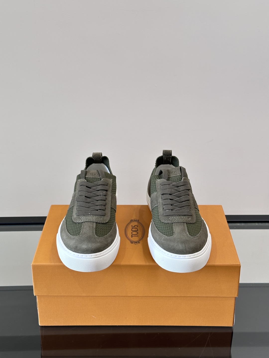 TOD'S/托德斯 新系列拼接网面运动鞋出货，莞产原材料猛货！这款运动鞋以绒面翻毛皮拼接透气织物网面制成