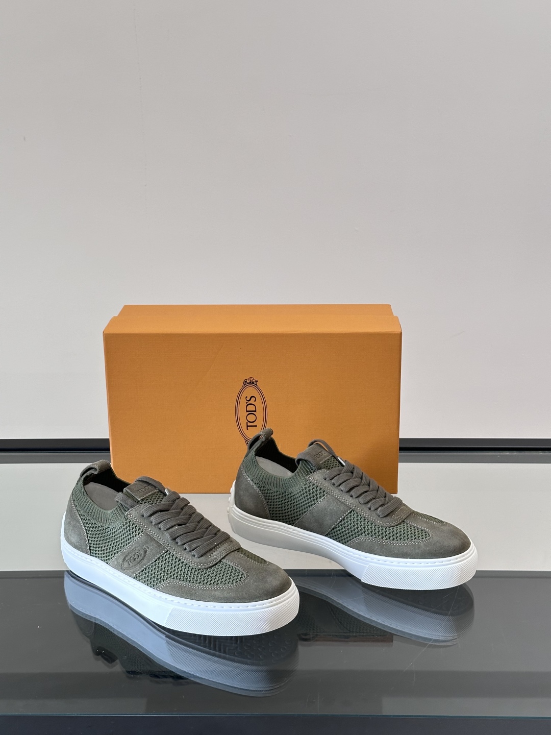 TOD'S/托德斯 新系列拼接网面运动鞋出货，莞产原材料猛货！这款运动鞋以绒面翻毛皮拼接透气织物网面制成