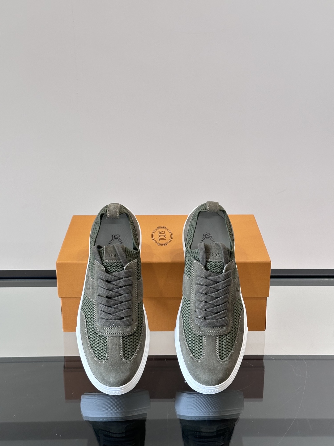 TOD'S/托德斯 新系列拼接网面运动鞋出货，莞产原材料猛货！这款运动鞋以绒面翻毛皮拼接透气织物网面制成