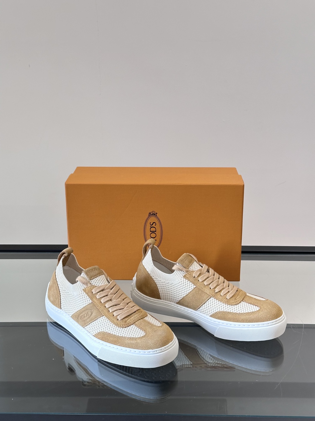 TOD'S/托德斯 新系列拼接网面运动鞋出货，莞产原材料猛货！这款运动鞋以绒面翻毛皮拼接透气织物网面制成