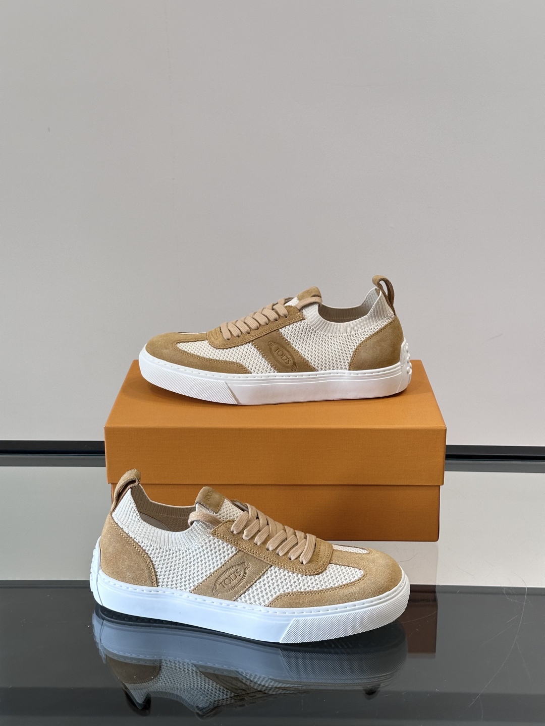 TOD'S/托德斯 新系列拼接网面运动鞋出货，莞产原材料猛货！这款运动鞋以绒面翻毛皮拼接透气织物网面制成
