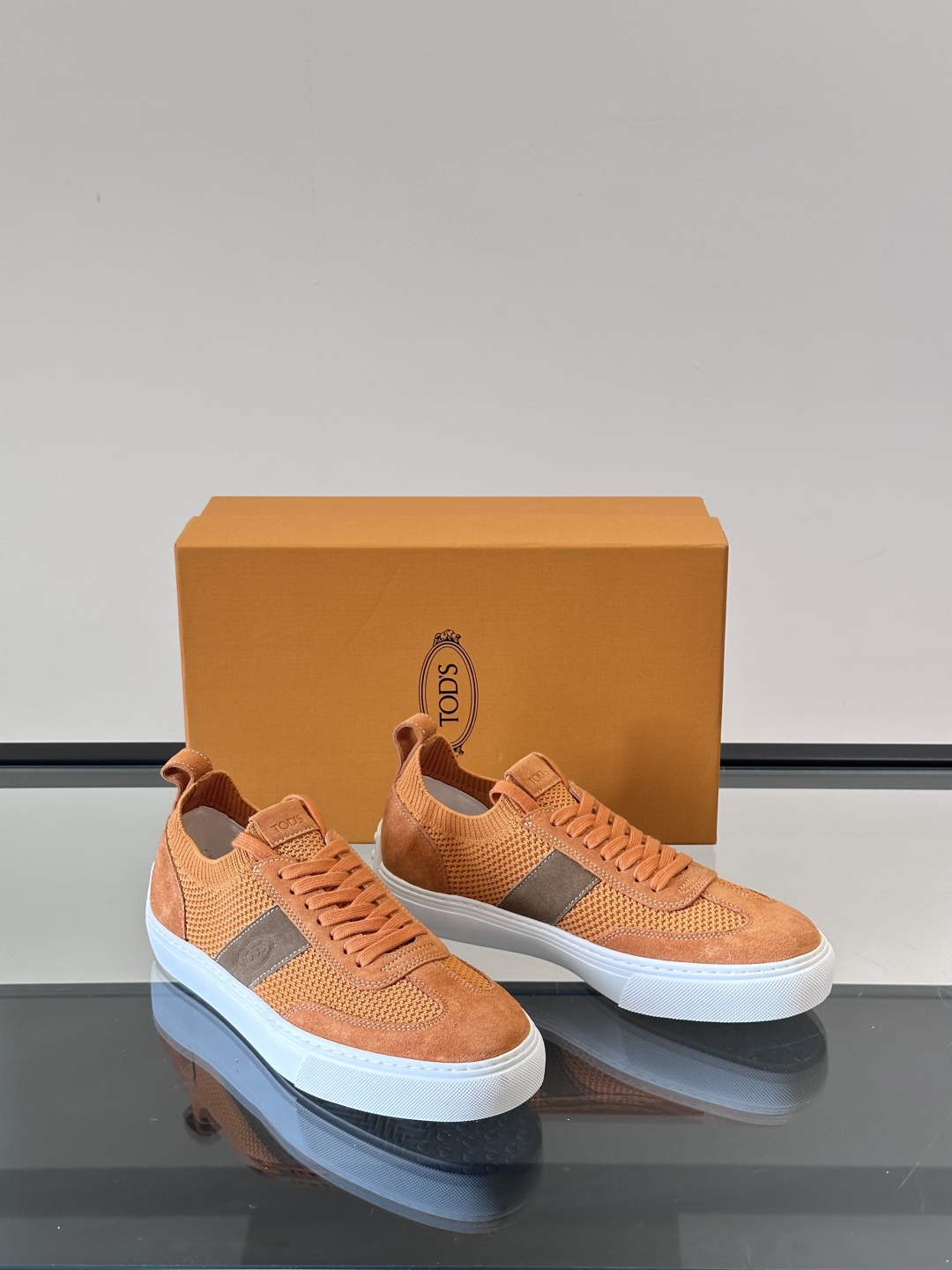 TOD'S/托德斯 新系列拼接网面运动鞋出货，莞产原材料猛货！这款运动鞋以绒面翻毛皮拼接透气织物网面制成