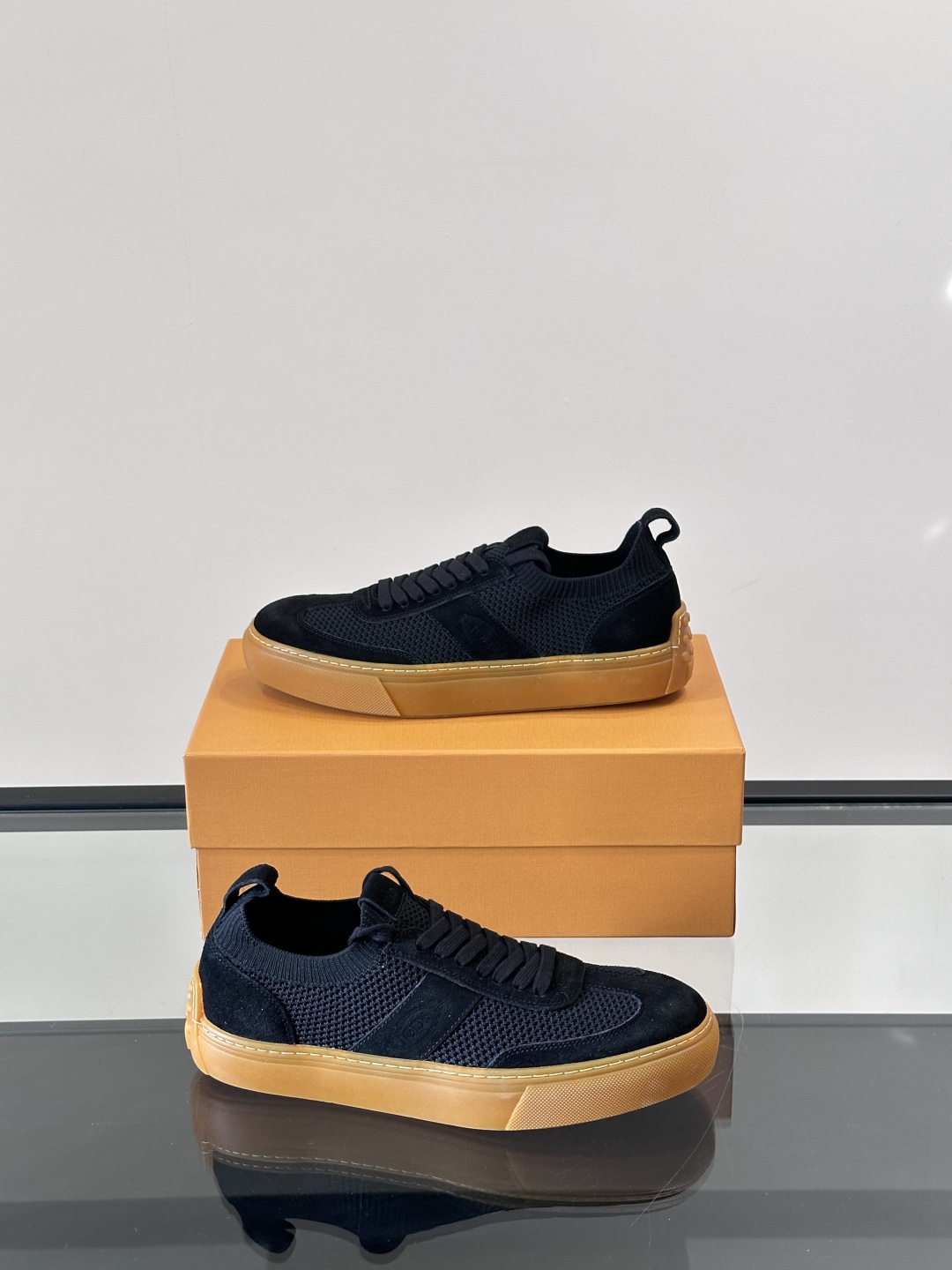TOD'S/托德斯 新系列拼接网面运动鞋出货，莞产原材料猛货！这款运动鞋以绒面翻毛皮拼接透气织物网面制成