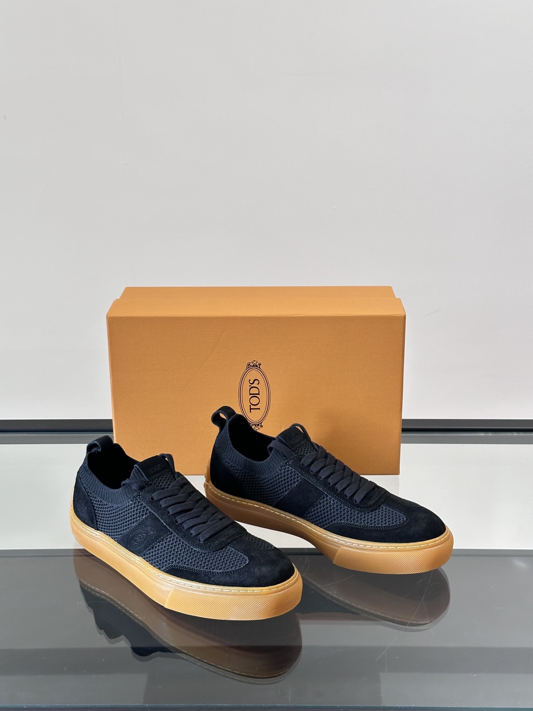 TOD'S/托德斯 新系列拼接网面运动鞋出货，莞产原材料猛货！这款运动鞋以绒面翻毛皮拼接透气织物网面制成