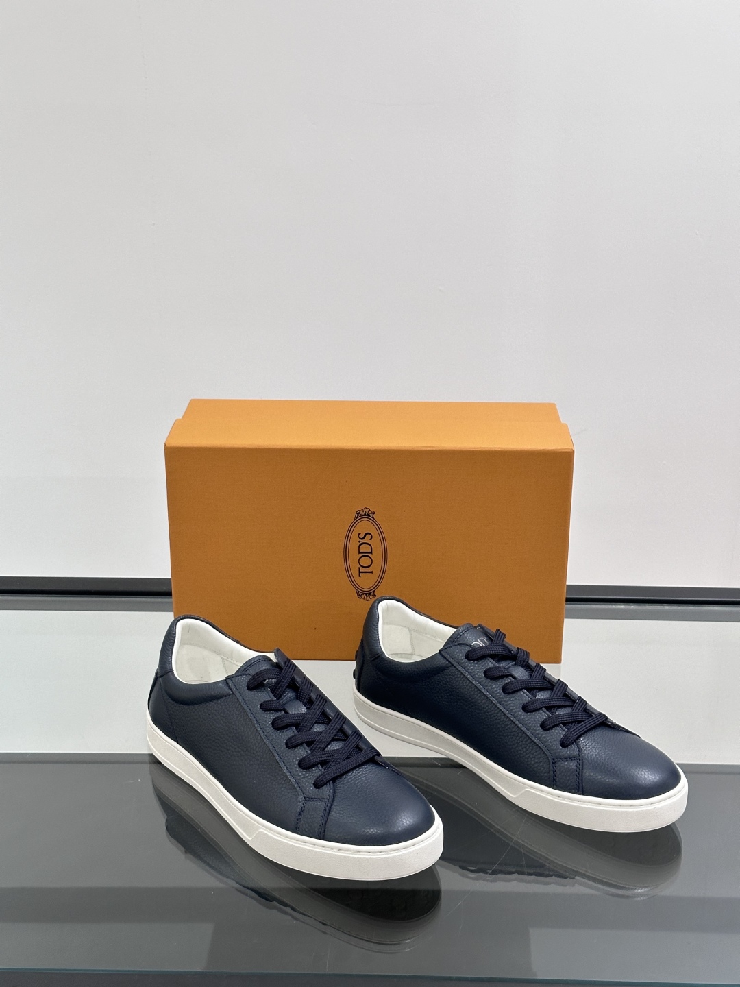 Tod'S 🆕新款男士休闲运动鞋，意大利进口小牛皮，质感高端细腻，内里全小牛皮面料，贴肤柔软，简约不简单