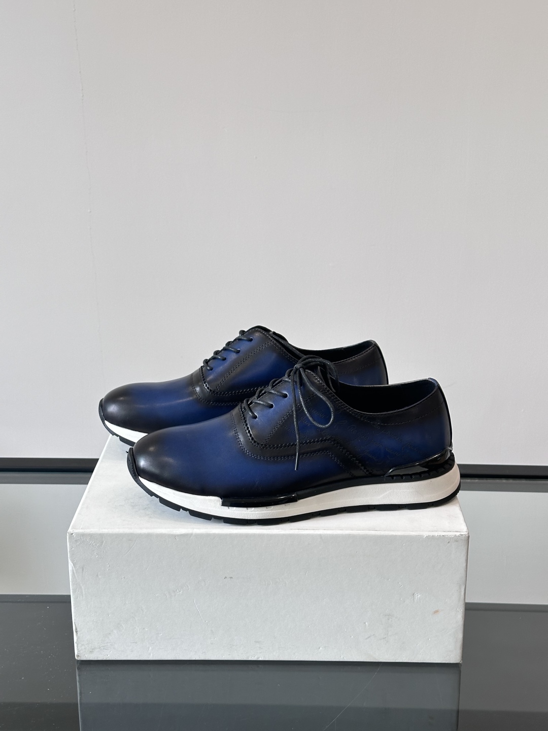 Berluti/布鲁提高端男士休闲运动鞋，这款运动鞋采用进口牛皮，手工改色工艺制作，侧面饰有缝线细节，鞋