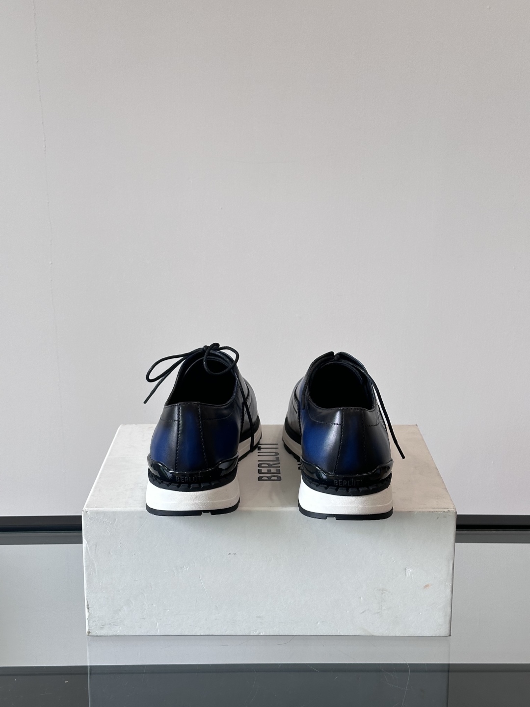 Berluti/布鲁提高端男士休闲运动鞋，这款运动鞋采用进口牛皮，手工改色工艺制作，侧面饰有缝线细节，鞋
