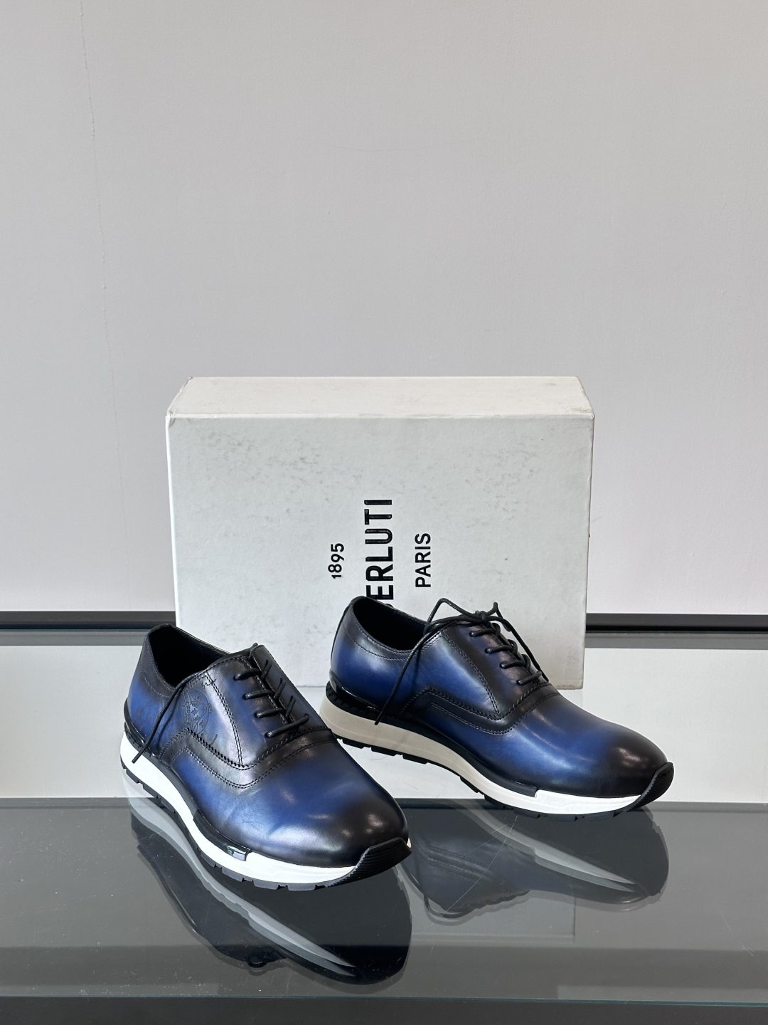 Berluti/布鲁提高端男士休闲运动鞋，这款运动鞋采用进口牛皮，手工改色工艺制作，侧面饰有缝线细节，鞋
