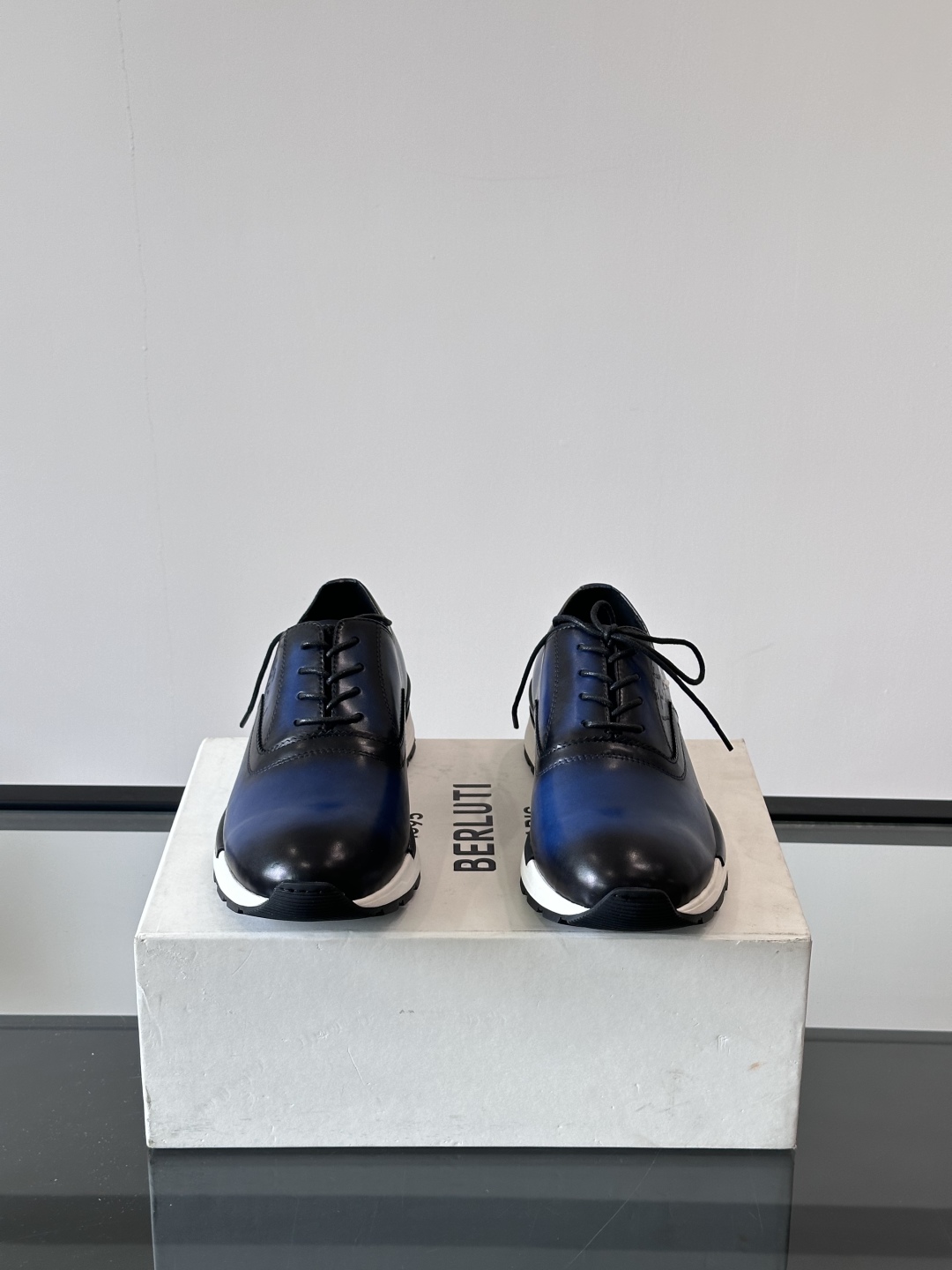Berluti/布鲁提高端男士休闲运动鞋，这款运动鞋采用进口牛皮，手工改色工艺制作，侧面饰有缝线细节，鞋
