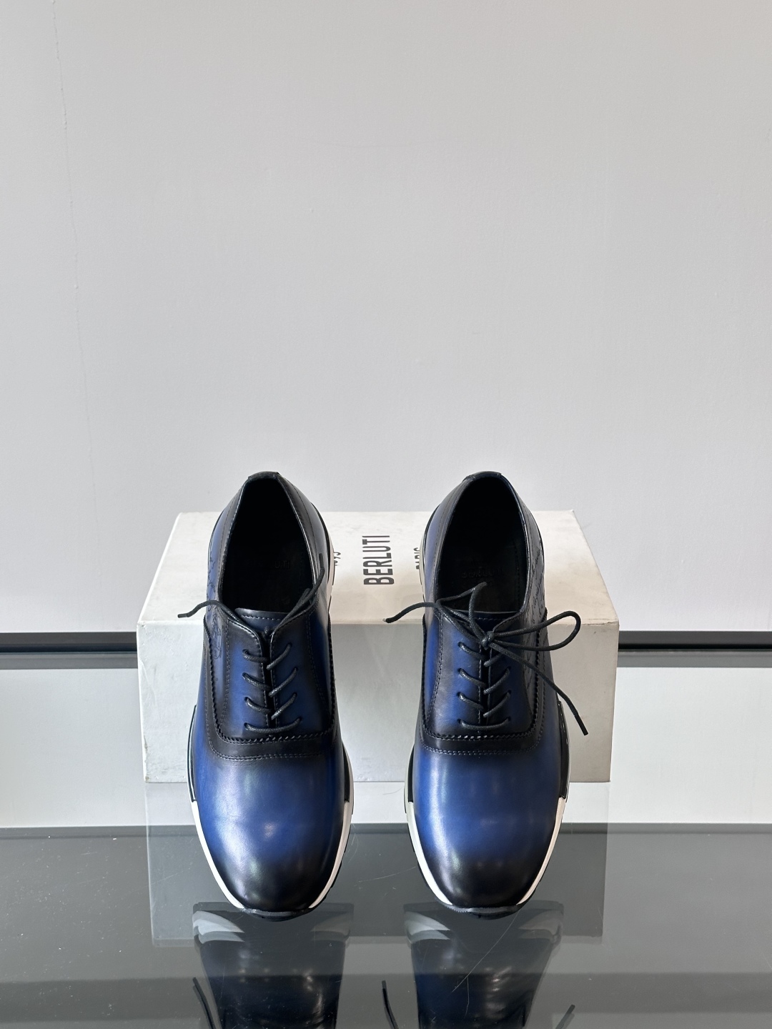 Berluti/布鲁提高端男士休闲运动鞋，这款运动鞋采用进口牛皮，手工改色工艺制作，侧面饰有缝线细节，鞋