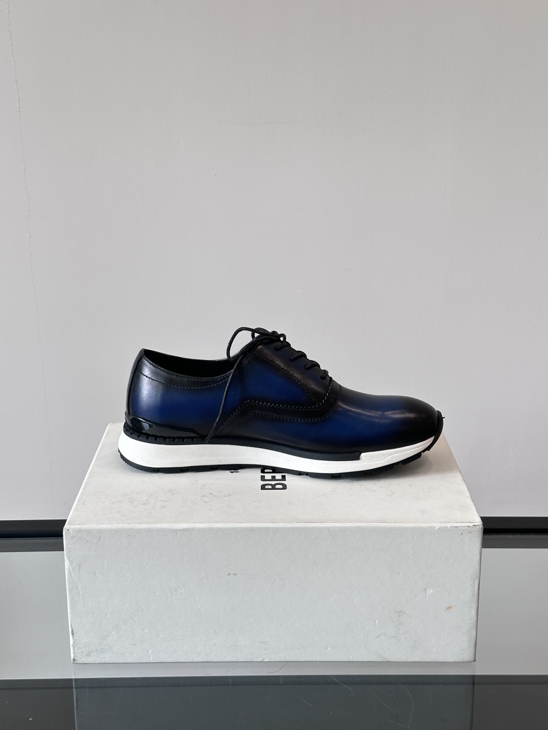 Berluti/布鲁提高端男士休闲运动鞋，这款运动鞋采用进口牛皮，手工改色工艺制作，侧面饰有缝线细节，鞋
