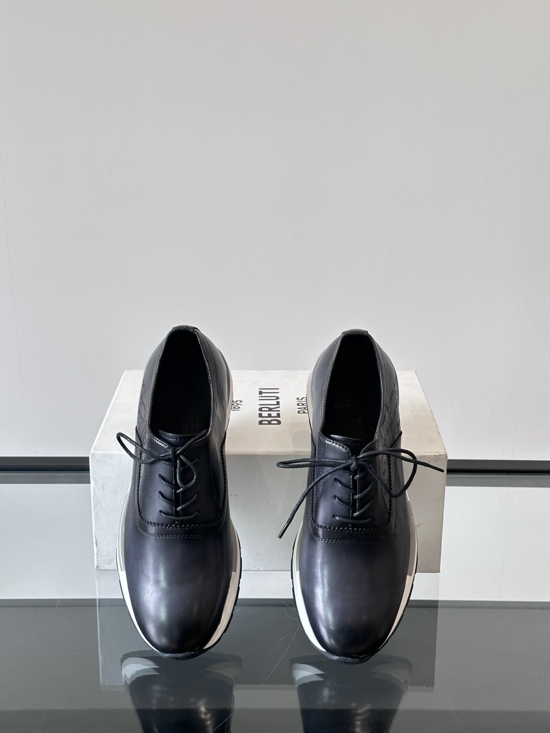 Berluti/布鲁提高端男士休闲运动鞋，这款运动鞋采用进口牛皮，手工改色工艺制作，侧面饰有缝线细节，鞋