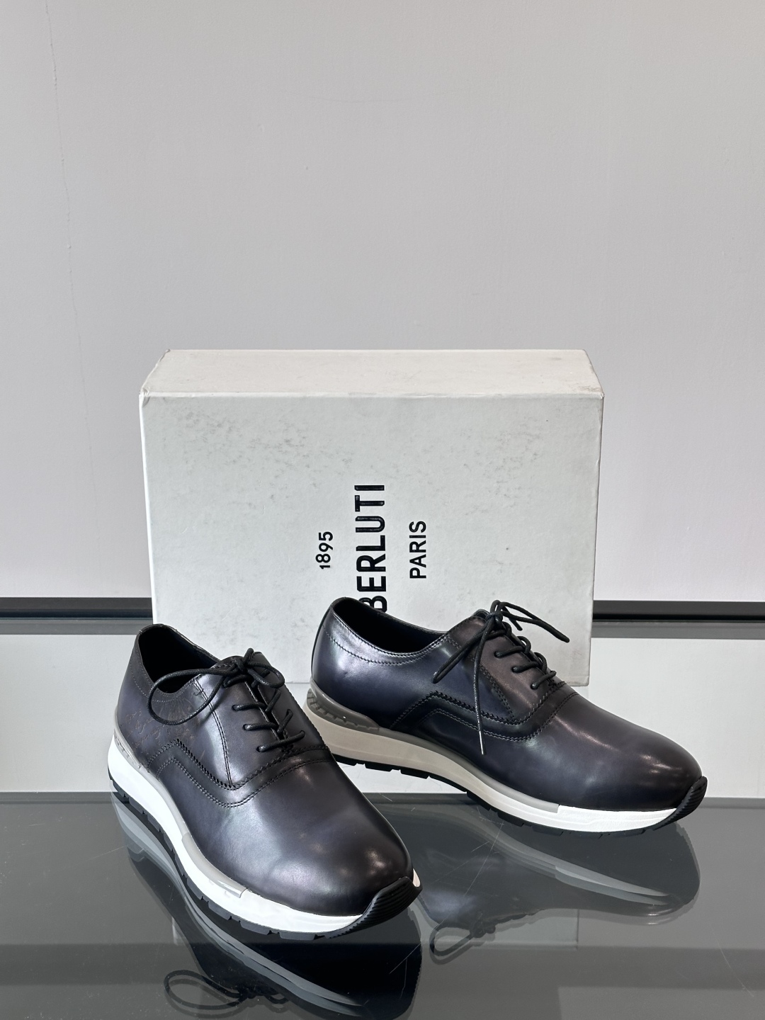 Berluti/布鲁提高端男士休闲运动鞋，这款运动鞋采用进口牛皮，手工改色工艺制作，侧面饰有缝线细节，鞋